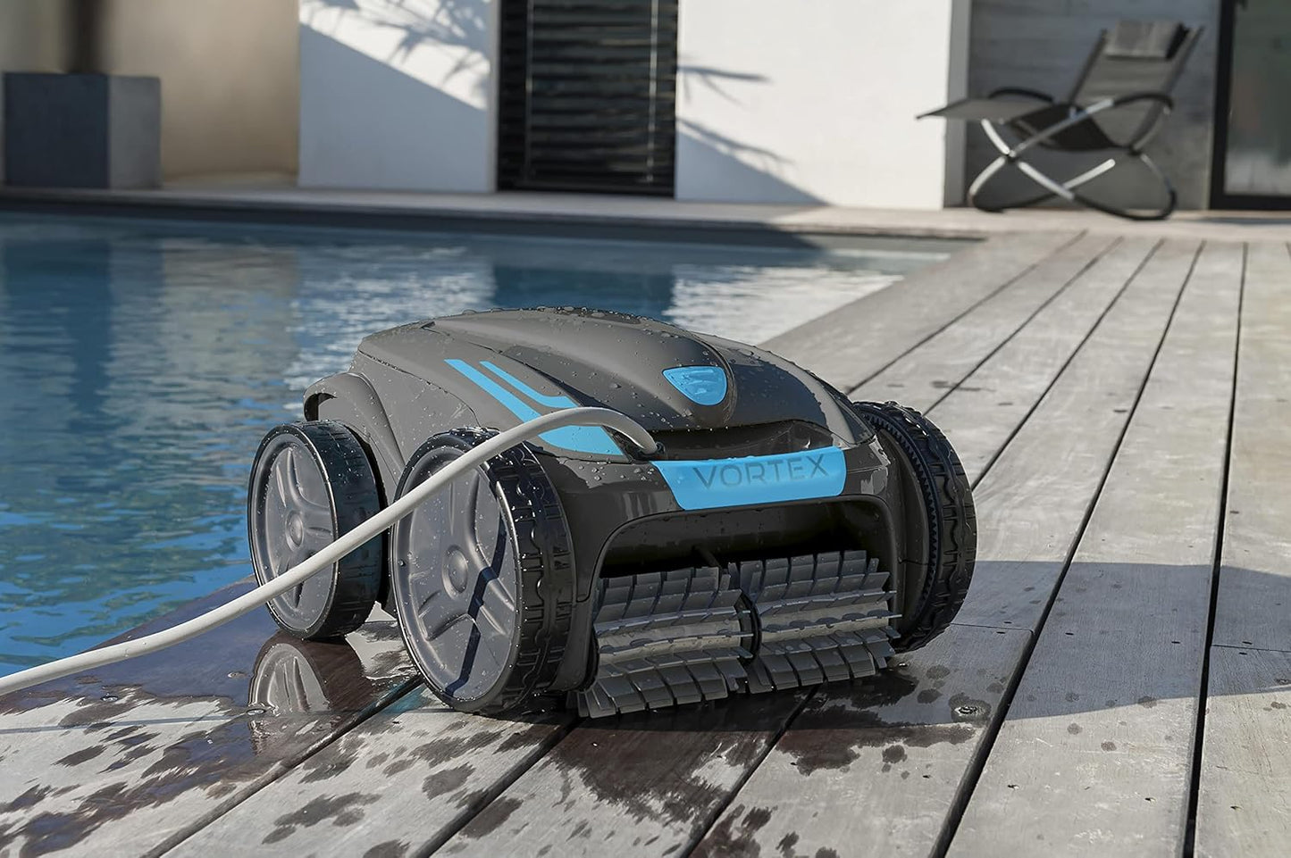 Automatischer Poolroboter Zodiac VORTEX 4WD. Bis zu 12x6 m, reinigt Boden, Wände und Wasserlinie. Fernbedienung und Lift System über App. Inklusive Swivel und Transportwagen. OV 5480 iQ