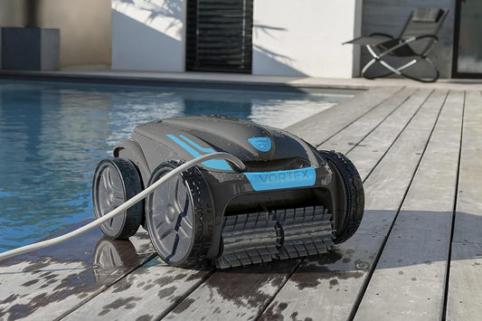 Automatischer Poolroboter Zodiac VORTEX 4WD. Bis zu 12x6 m, reinigt Boden, Wände und Wasserlinie. Fernbedienung und Lift System über App. Inklusive Swivel und Transportwagen. OV 5480 iQ